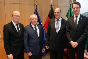 NRW-Landtagspräsident André Kuper,Roman Franz 1. Vorsitzende des Landesverbands Deutscher Sinti und Roma NRW,der Vorstand der Synagogengemeinde Köln, Dr. Michael Rado, Hendrik Wüst, Ministerpräsident des Landes Nordrhein-Westfalen
