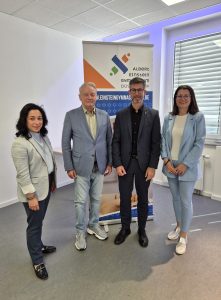 Frau Fradin OStR‘, Oberstufenkoordination, Roman Franz 1. Vorsitzender des LVB Deutscher Sinti und Roma NRW, Herr Anger: Schulleiter, Emanuela Dimova-Gombar Referentin für die Integrationsarbeit LVB